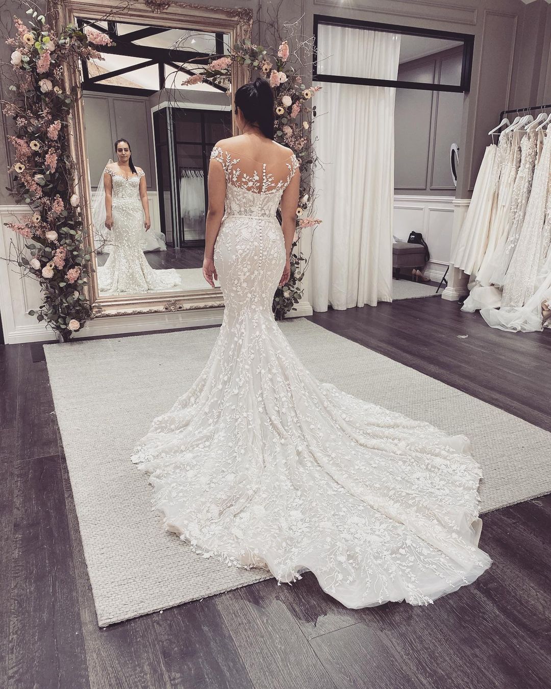 Elegante abito da sposa lungo a sirena con spalle scoperte, pizzi applicati e schiena scoperta