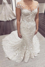 Elegante abito da sposa lungo a sirena con spalle scoperte, pizzi applicati e schiena scoperta