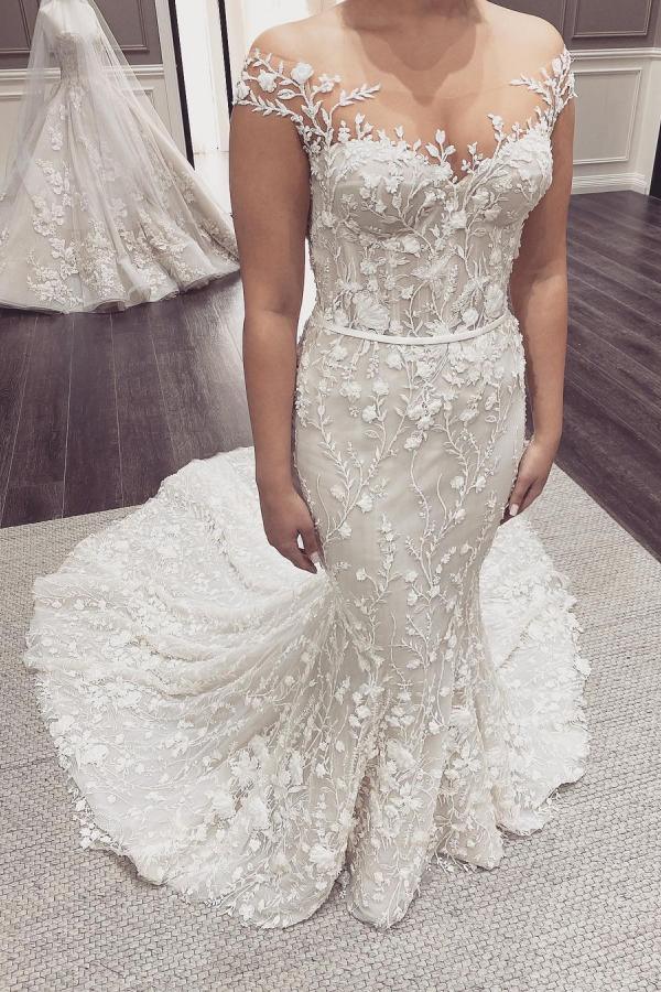 Elegante abito da sposa lungo a sirena con spalle scoperte, pizzi applicati e schiena scoperta