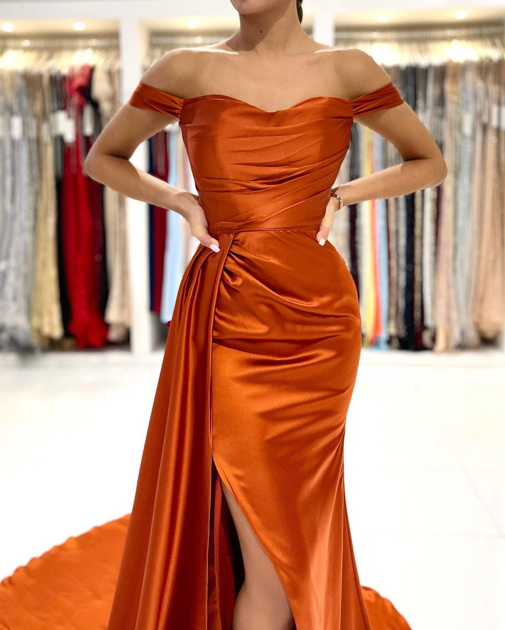 Robe de bal longue élégante sirène en satin extensible décolletée avec fente