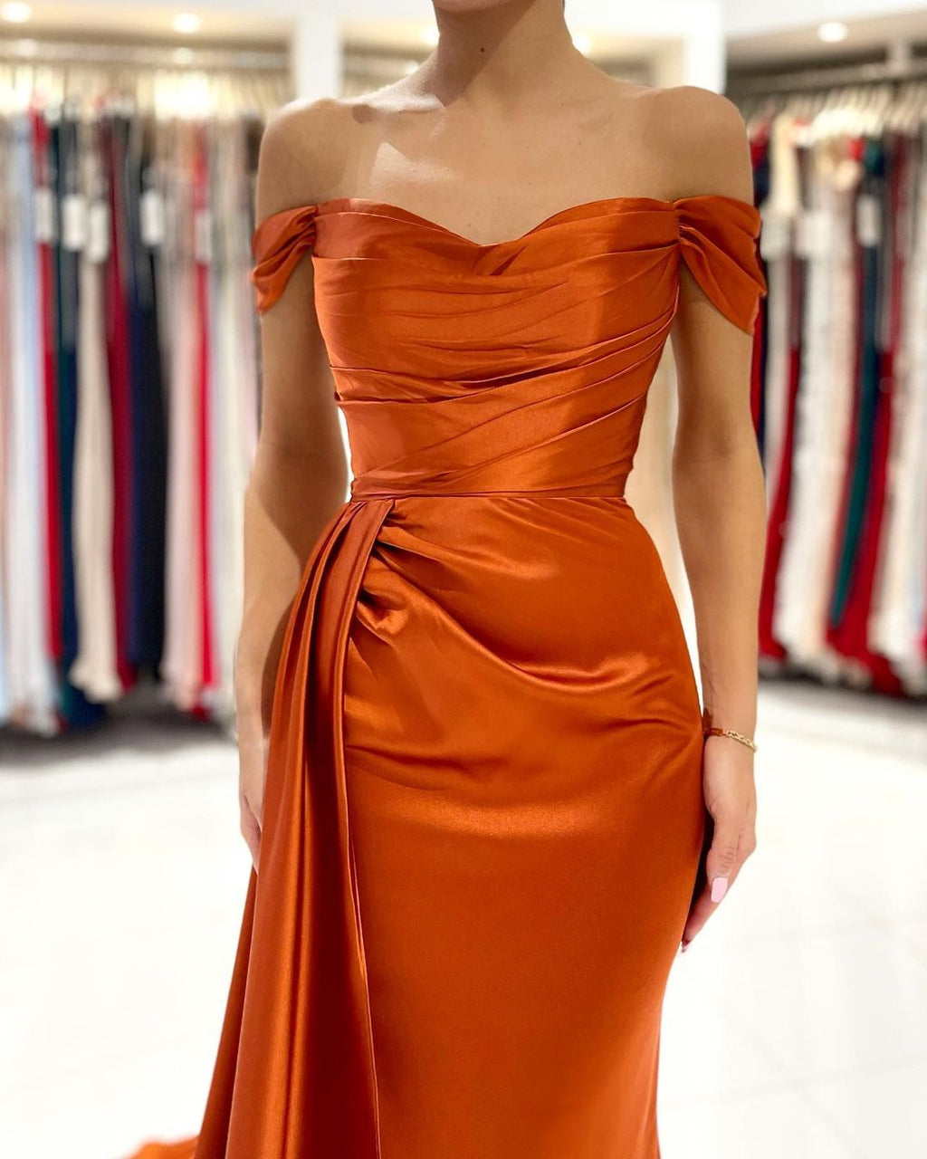 Robe de bal longue élégante sirène en satin extensible décolletée avec fente