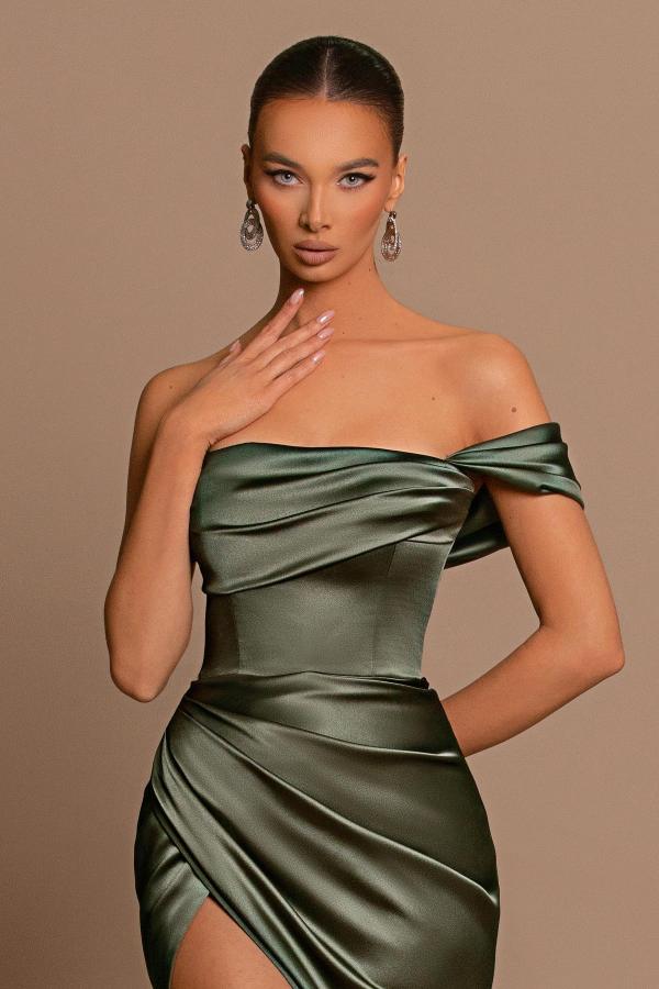 Elegante vestido de fiesta formal de satén con un solo hombro y corte sirena con abertura