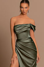 Elegante vestido de fiesta formal de satén con un solo hombro y corte sirena con abertura