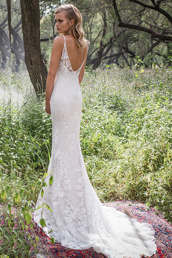 Elegantes langes Meerjungfrau-Brautkleid mit Spaghettiträgern und Spitze im Rücken