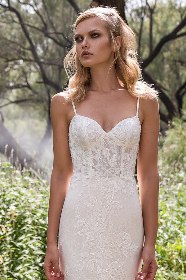 Abito da sposa elegante lungo a sirena con spalline sottili, pizzo e schiena scoperta