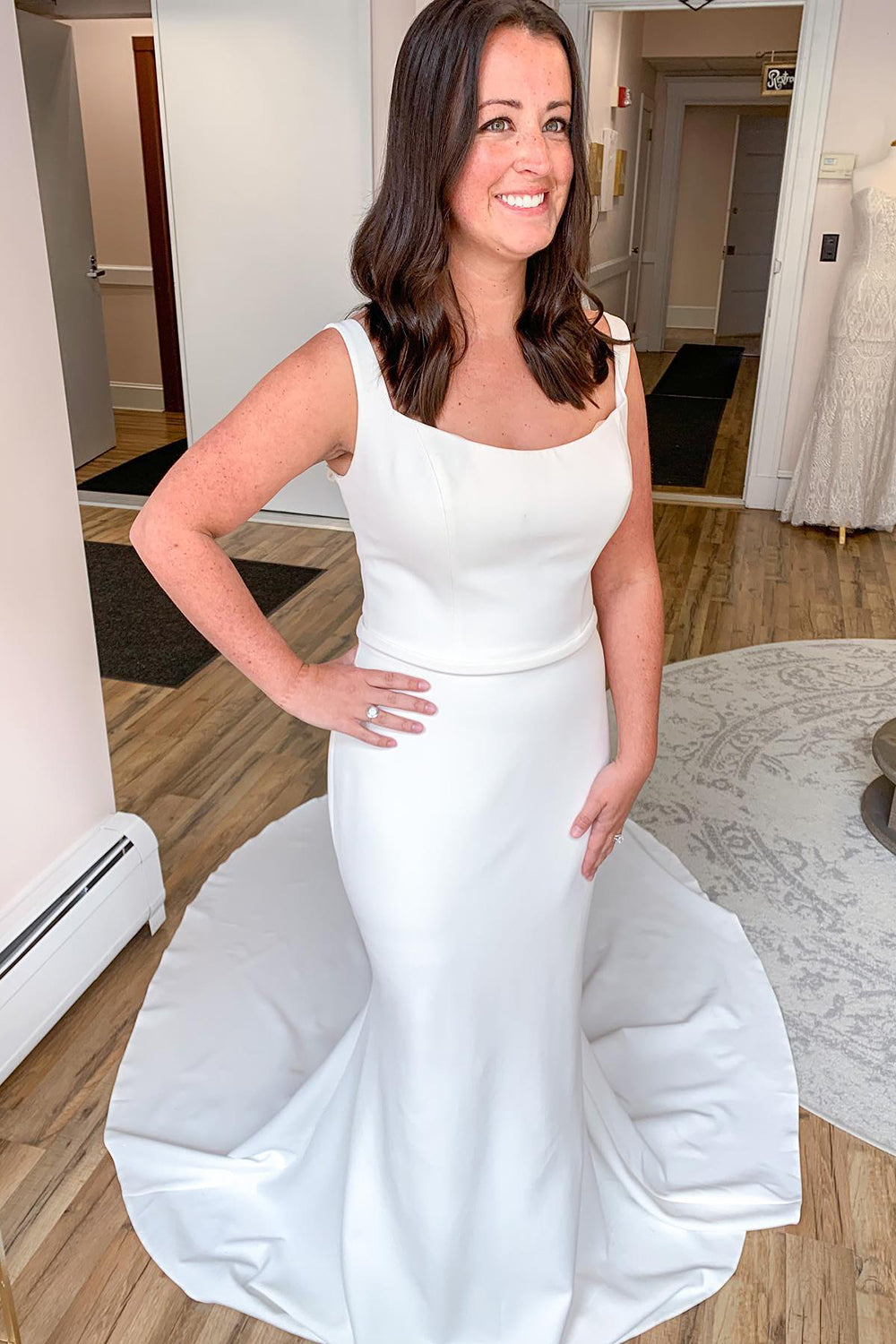 Abito da sposa elegante lungo a sirena con spalline sottili in raso e schiena scoperta