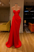 Elegante vestido de fiesta largo de sirena con tirantes finos de satén sin mangas
