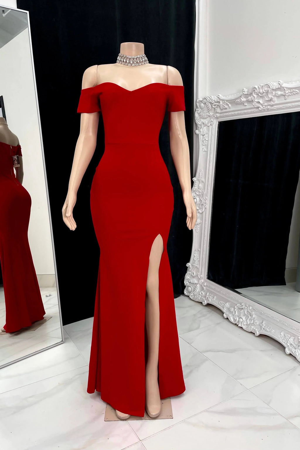 Vestido de fiesta largo elegante estilo sirena con escote corazón, hombros descubiertos y abertura frontal