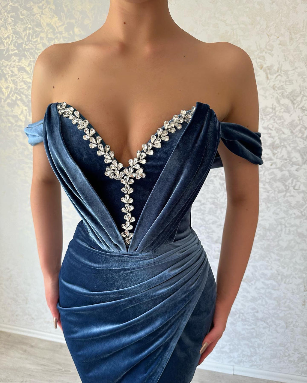 Elegante vestido de fiesta azul marino largo con hombros descubiertos, largo hasta los tobillos y abertura