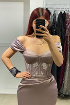 Vestido de Baile Elegante Longo de Cetim com Ombros Descobertos e Cauda de Sereia com Pedras Brilhantes