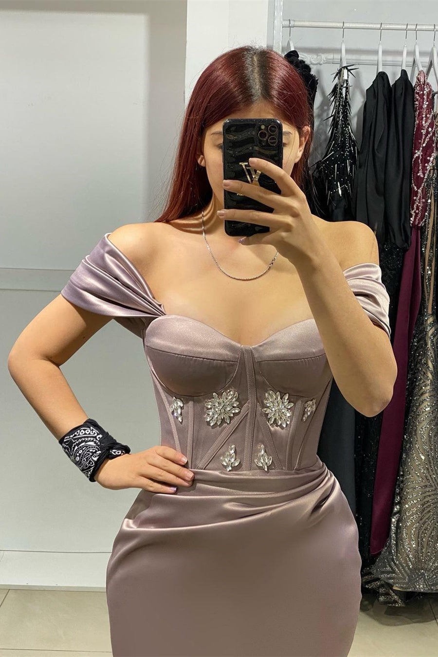 Vestido de Baile Elegante Longo de Cetim com Ombros Descobertos e Cauda de Sereia com Pedras Brilhantes