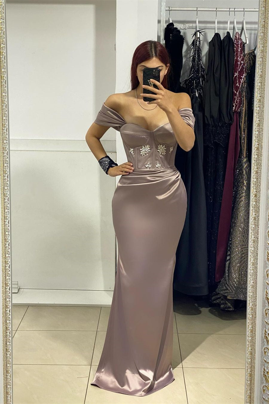 Vestido de Baile Elegante Longo de Cetim com Ombros Descobertos e Cauda de Sereia com Pedras Brilhantes