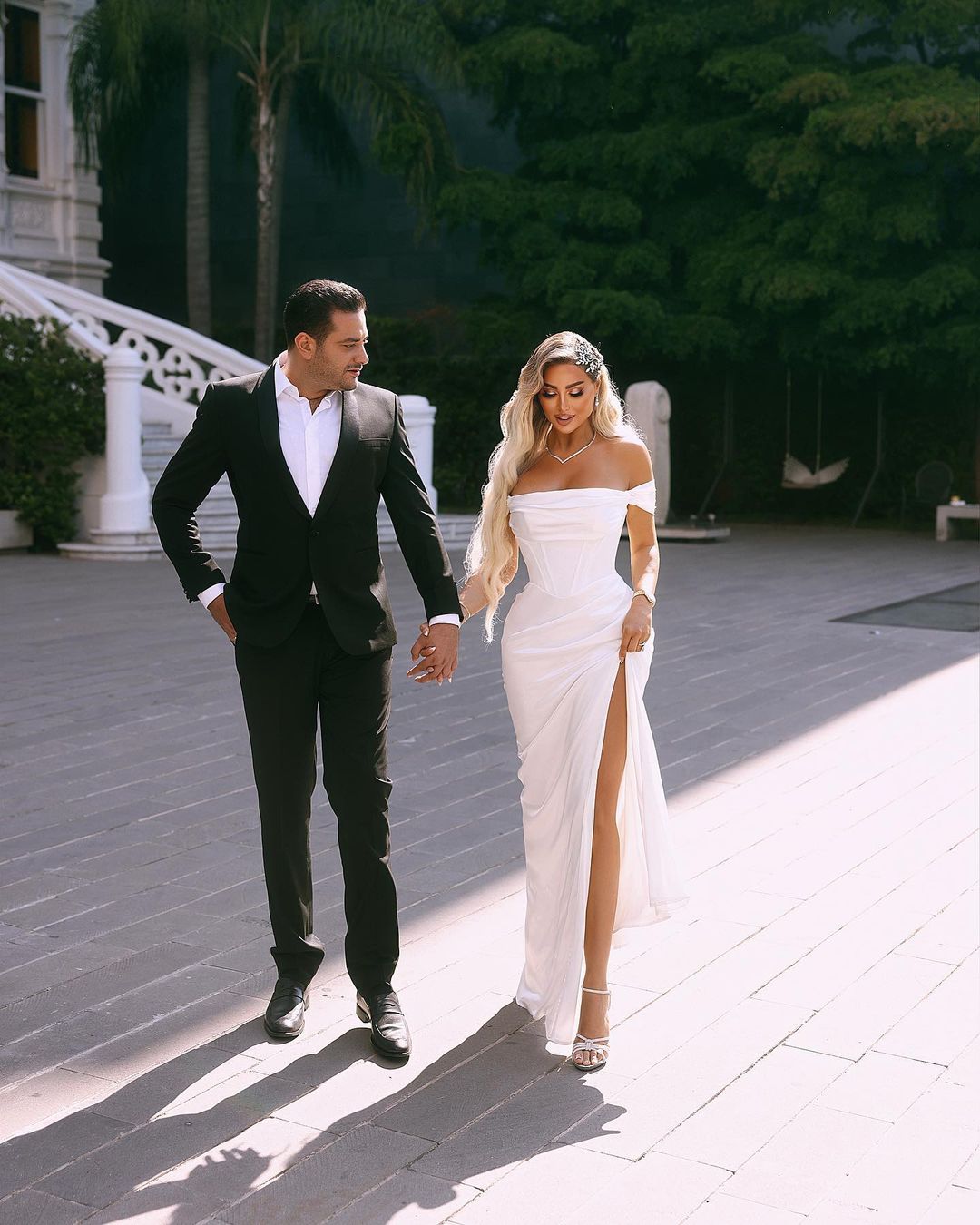 Robe de mariée longue élégante en satin à épaules dénudées avec fente
