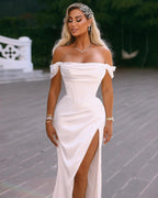 Robe de mariée longue élégante en satin à épaules dénudées avec fente
