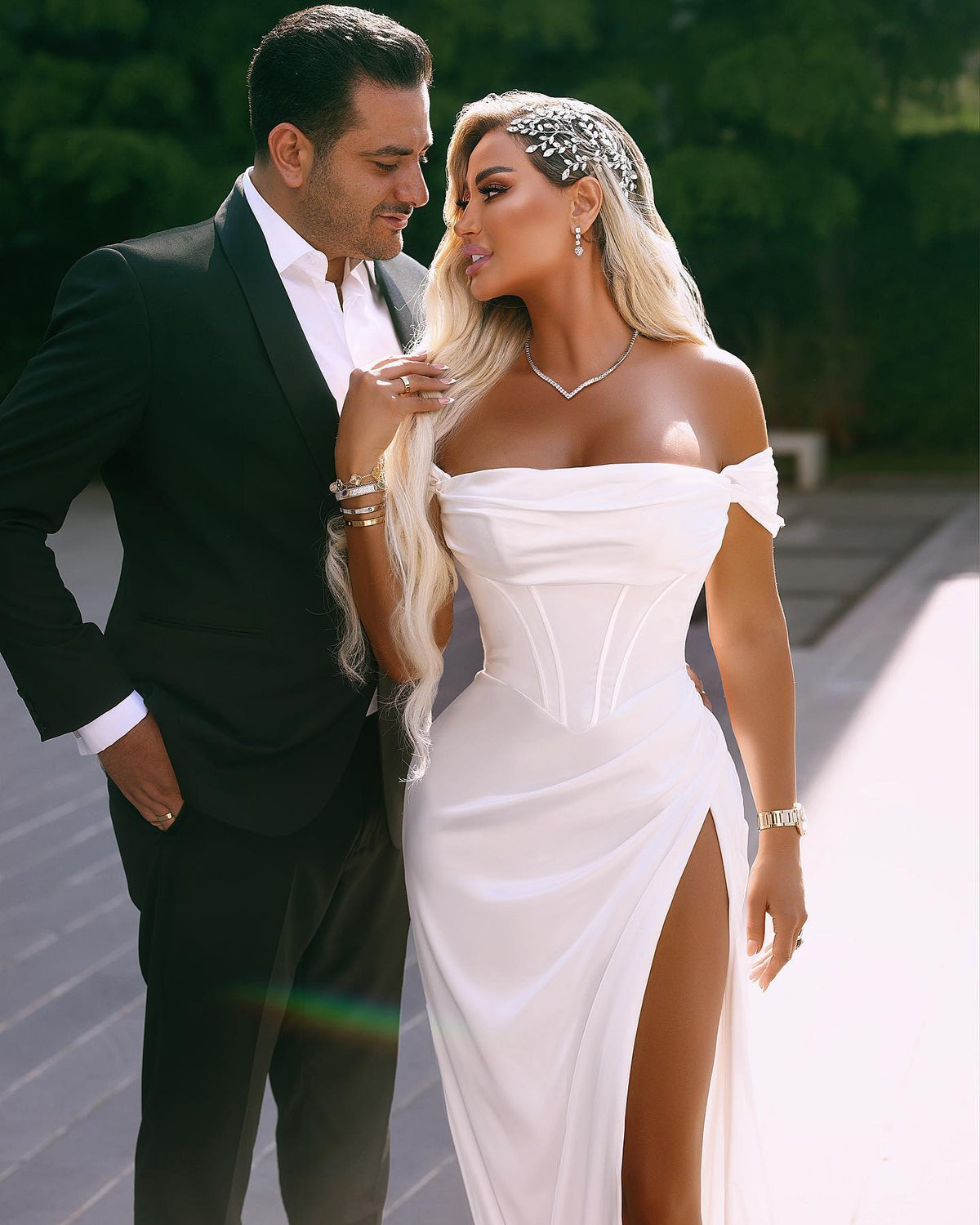 Robe de mariée longue élégante en satin à épaules dénudées avec fente