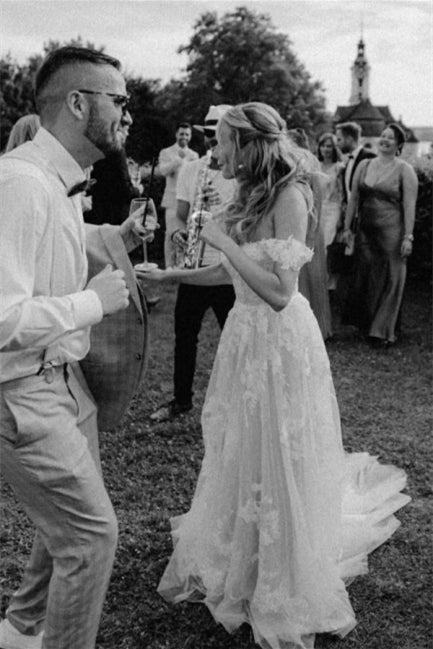 Robe de mariée élégante longue asymétrique en tulle avec dentelle florale