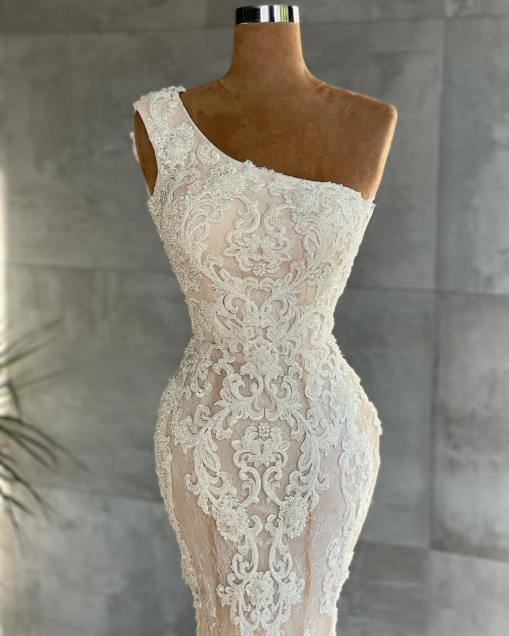 Elegante vestido de novia largo de sirena con apliques de encaje y un solo hombro