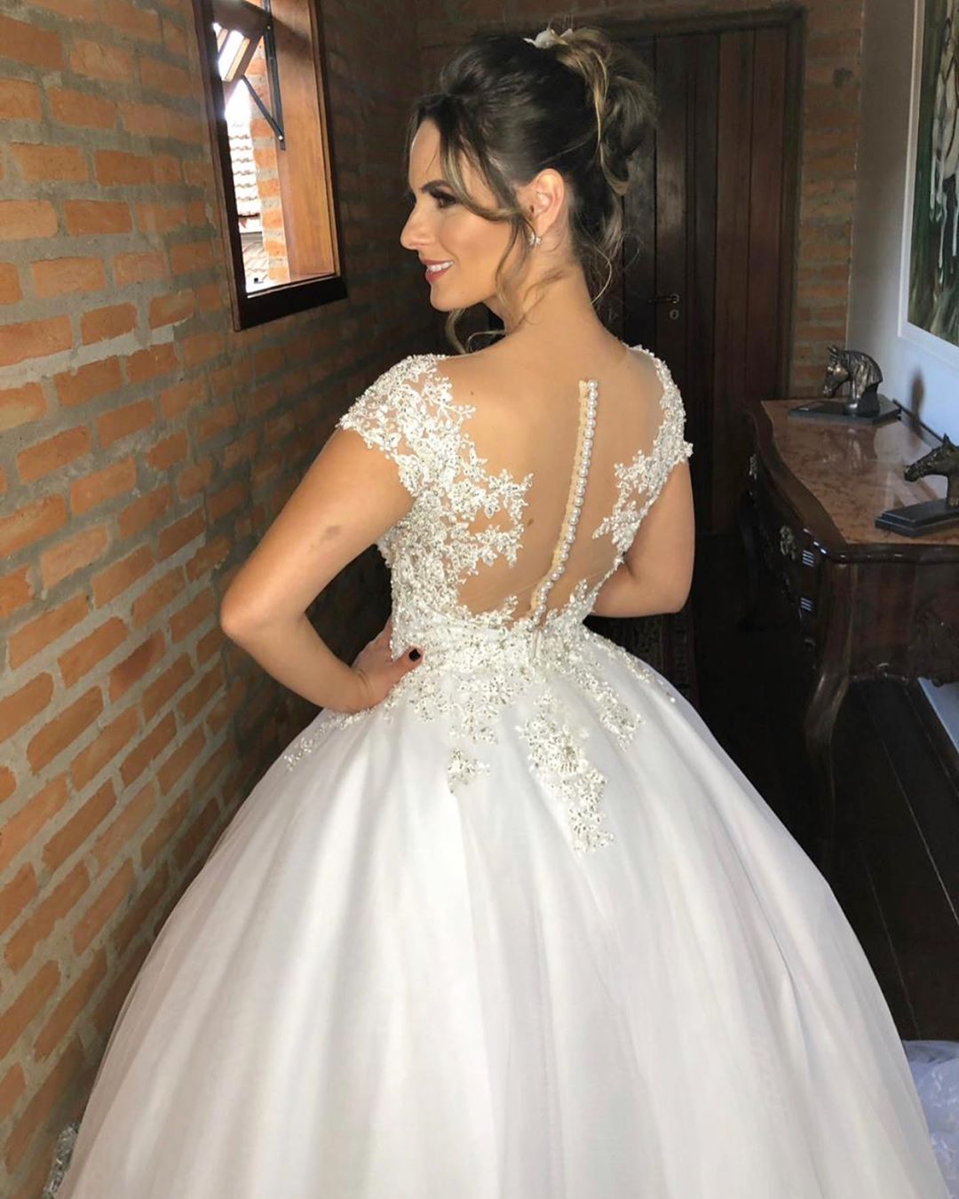 Vestidos de Noiva Elegantes com Aplicações Longas de Renda e Decote em V Princesa