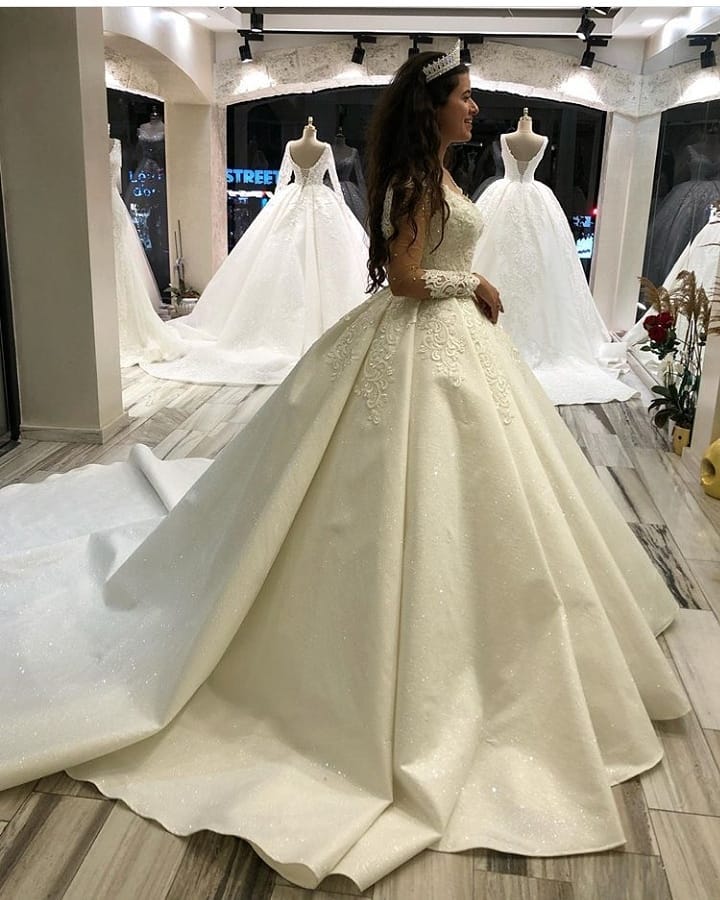 Elegantes langes Prinzessin-Brautkleid aus Satin mit Herzausschnitt und Ärmeln