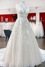 Abito da sposa elegante lungo principessa con scollo a V, tulle e schiena scoperta, decorato con pizzo