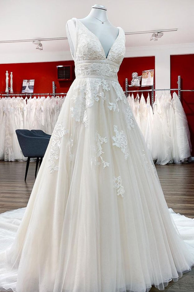 Abito da sposa elegante lungo principessa con scollo a V, tulle e schiena scoperta, decorato con pizzo