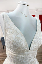 Abito da sposa elegante lungo principessa con scollo a V, tulle e schiena scoperta, decorato con pizzo
