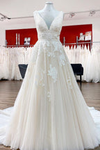 Abito da sposa elegante lungo principessa con scollo a V, tulle e schiena scoperta, decorato con pizzo