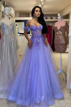 Vestido de baile elegante longo roxo em linha A, sem alças e com decote ombro a ombro, com renda