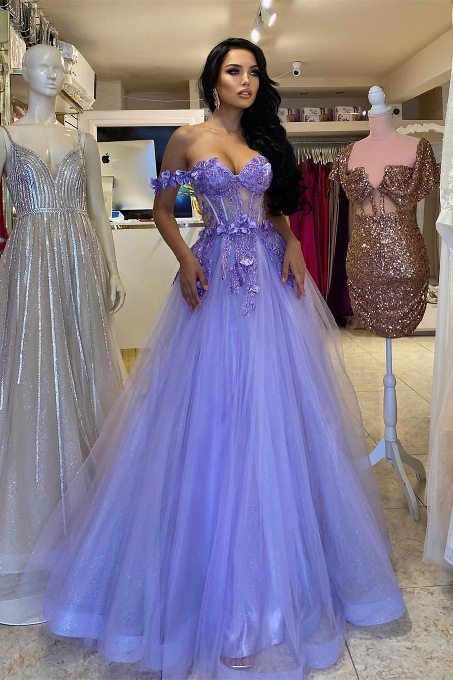 Vestido de baile elegante longo roxo em linha A, sem alças e com decote ombro a ombro, com renda