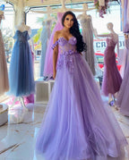 Vestido de baile elegante longo roxo em linha A, sem alças e com decote ombro a ombro, com renda