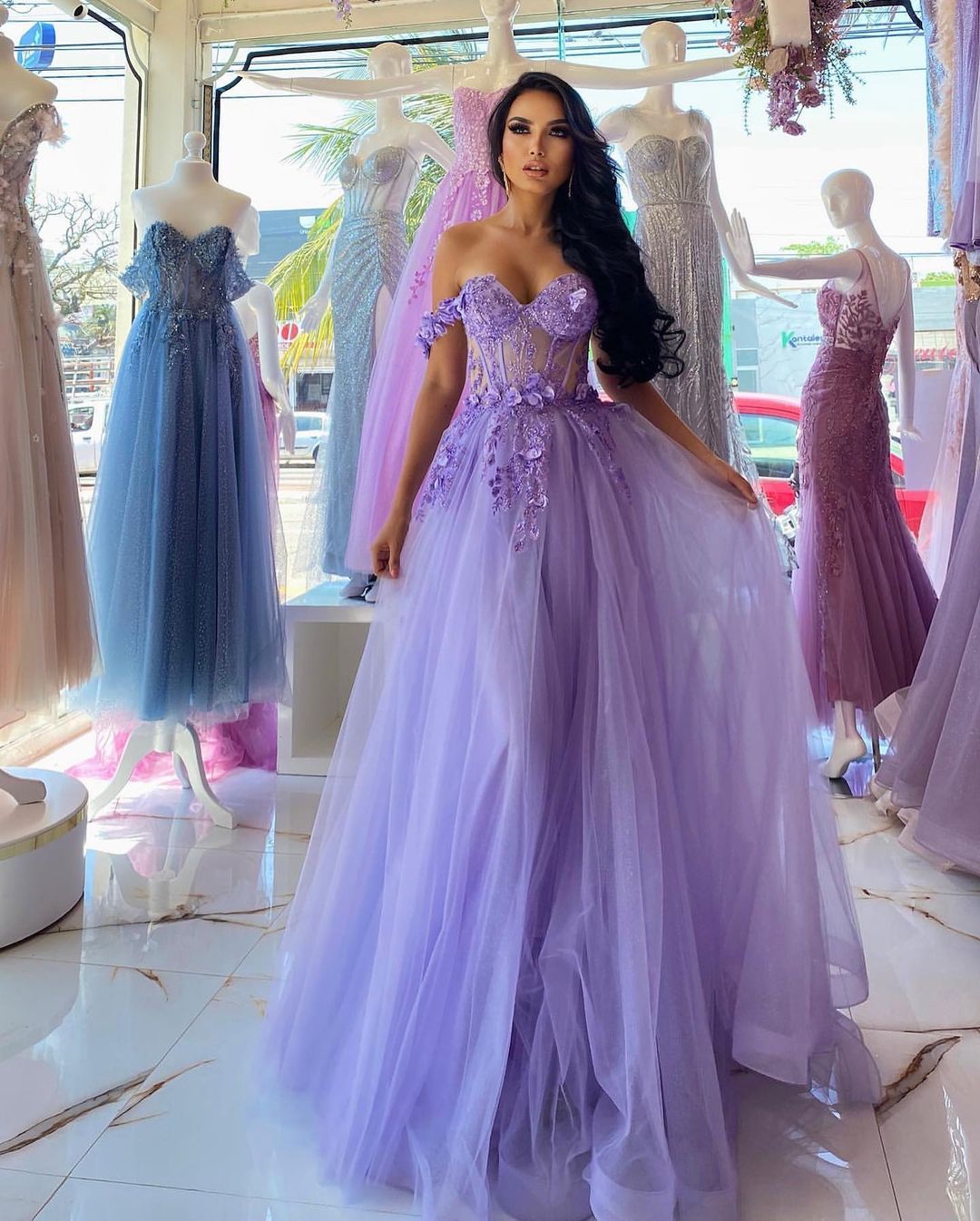 Vestido de baile elegante longo roxo em linha A, sem alças e com decote ombro a ombro, com renda