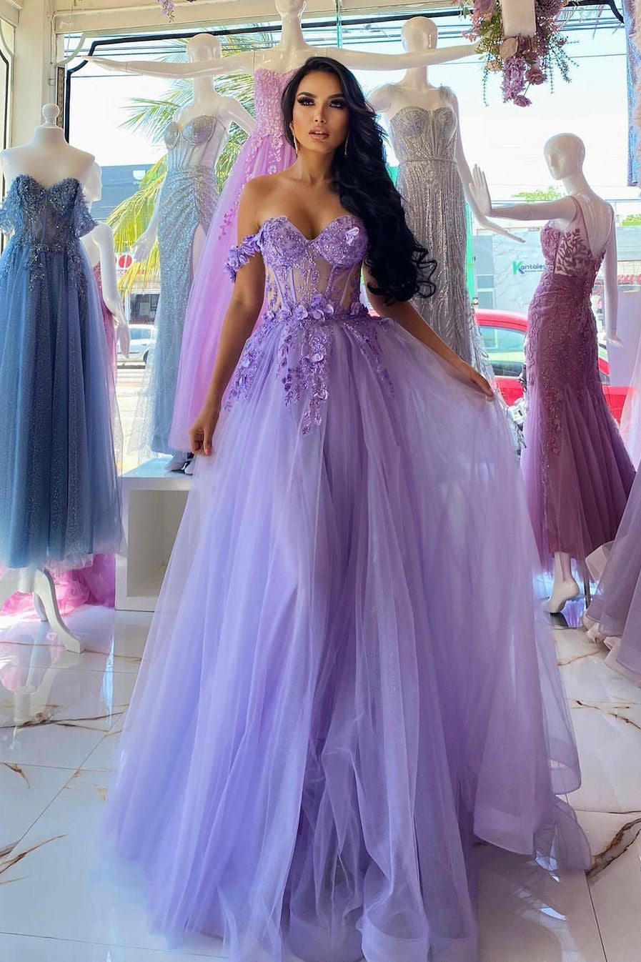 Vestido de baile elegante longo roxo em linha A, sem alças e com decote ombro a ombro, com renda