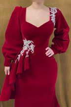 Robe de bal sirène élégante en velours rouge avec perles et manches longues