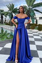 Robe de bal élégante longue bleu royal en satin, coupe trapèze, décolletée épaules nues avec fente