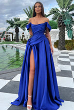 Robe de bal élégante longue bleu royal en satin, coupe trapèze, décolletée épaules nues avec fente