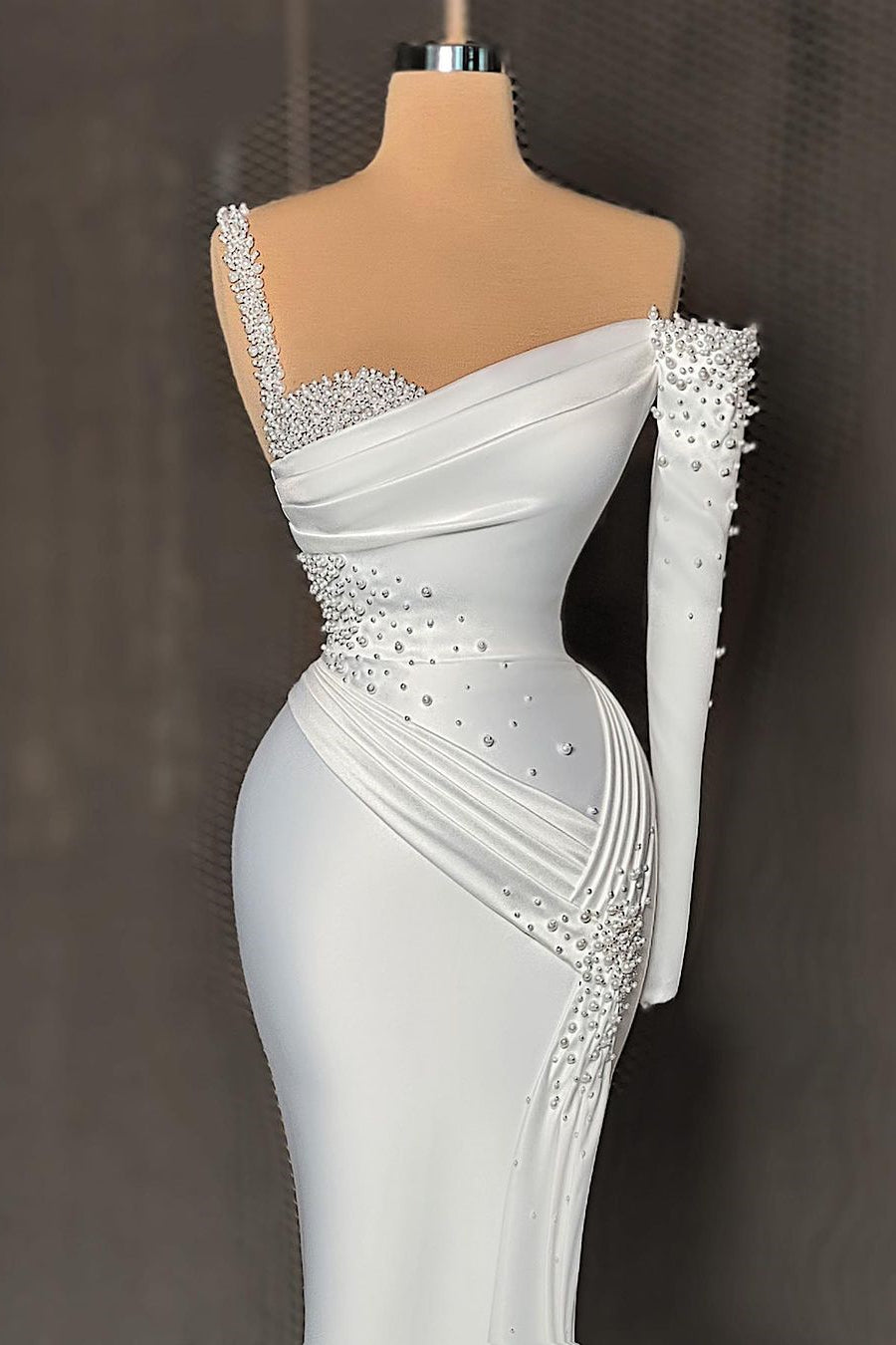 Vestido de Baile Elegante Longo de Cetim com Ombro Único e Cauda de Sereia com Bordados