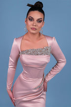 Elegante abito da sera rosa con maniche lunghe in raso e strass