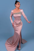 Elegante abito da sera rosa con maniche lunghe in raso e strass
