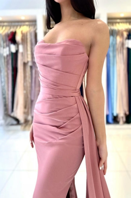 Elegante vestido de noche largo sencillo sin mangas en color rosa polvoriento con abertura