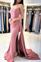 Elegante vestido de noche largo sencillo sin mangas en color rosa polvoriento con abertura