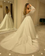 Abito da sposa elegante con maniche lunghe, linea a trapezio, scollo a cuore, schiena scoperta e applicazioni in pizzo