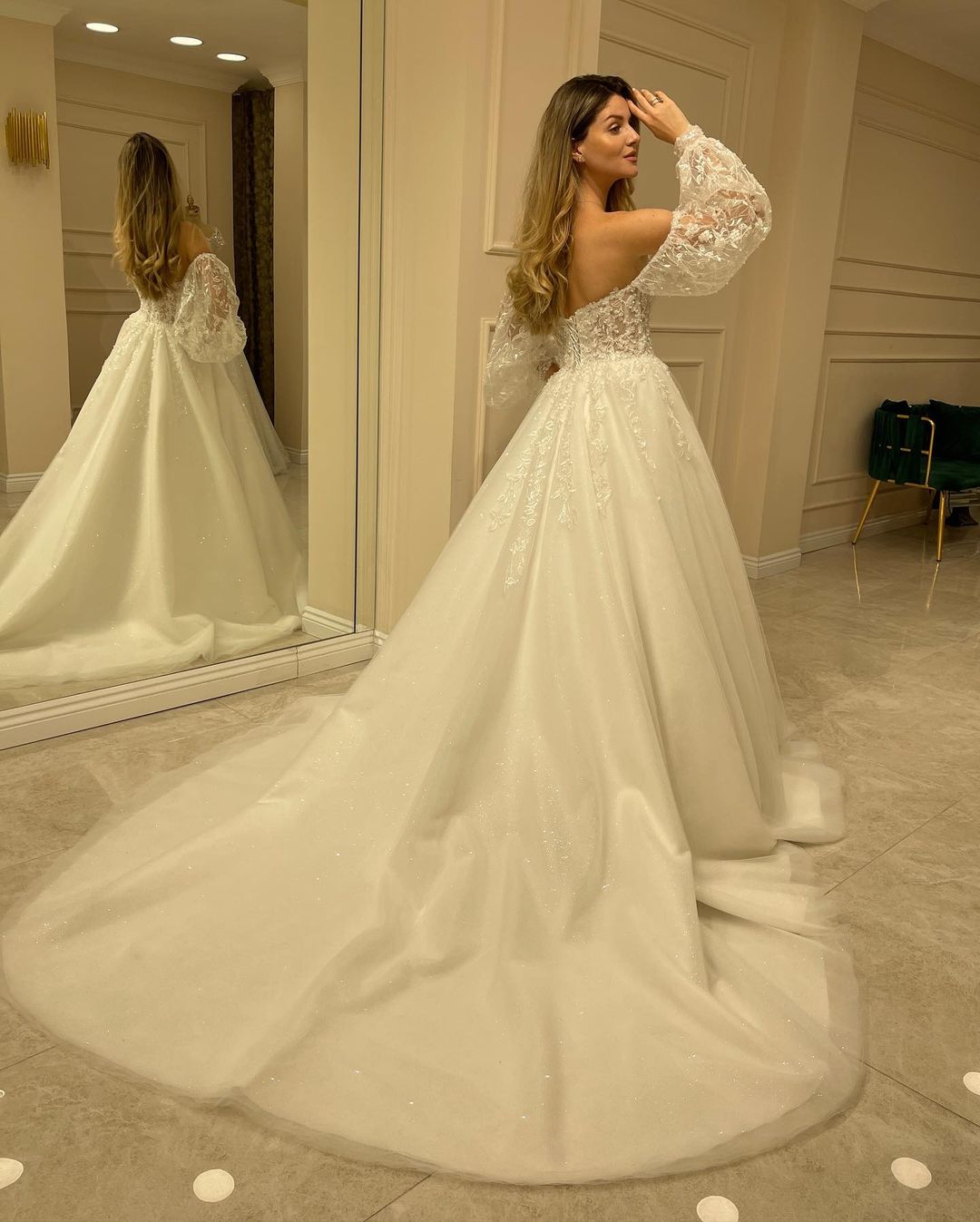 Abito da sposa elegante con maniche lunghe, linea a trapezio, scollo a cuore, schiena scoperta e applicazioni in pizzo