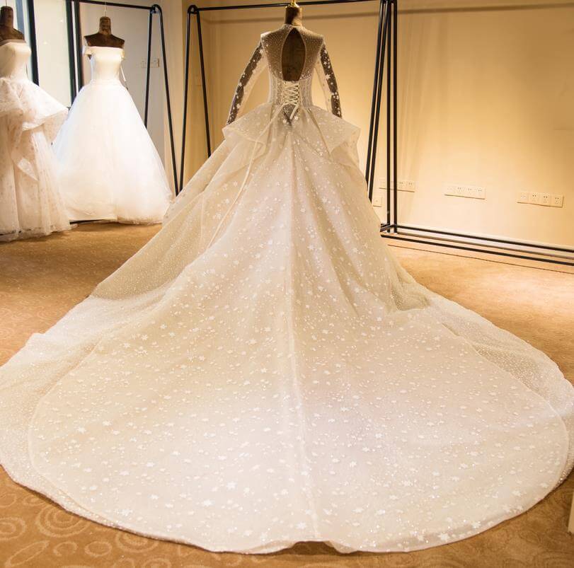 Robe de bal étincelante en tulle à manches longues avec perles et laçage en dentelle