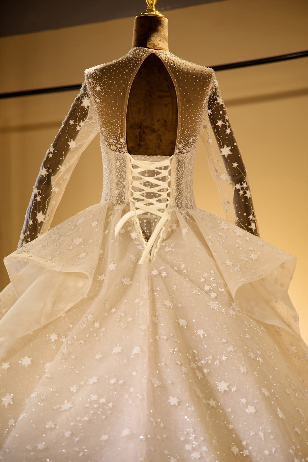 Robe de bal étincelante en tulle à manches longues avec perles et laçage en dentelle