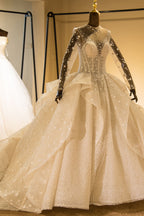 Robe de bal étincelante en tulle à manches longues avec perles et laçage en dentelle