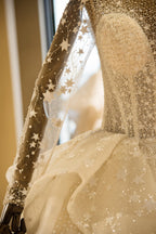 Robe de bal étincelante en tulle à manches longues avec perles et laçage en dentelle