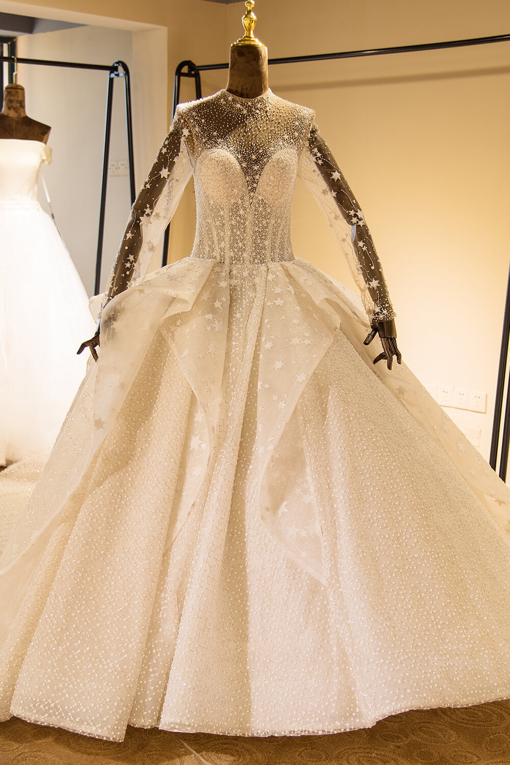 Elegantes Langarm Perlenbesetztes Tüll Ballkleid Glitzerndes Brautkleid 