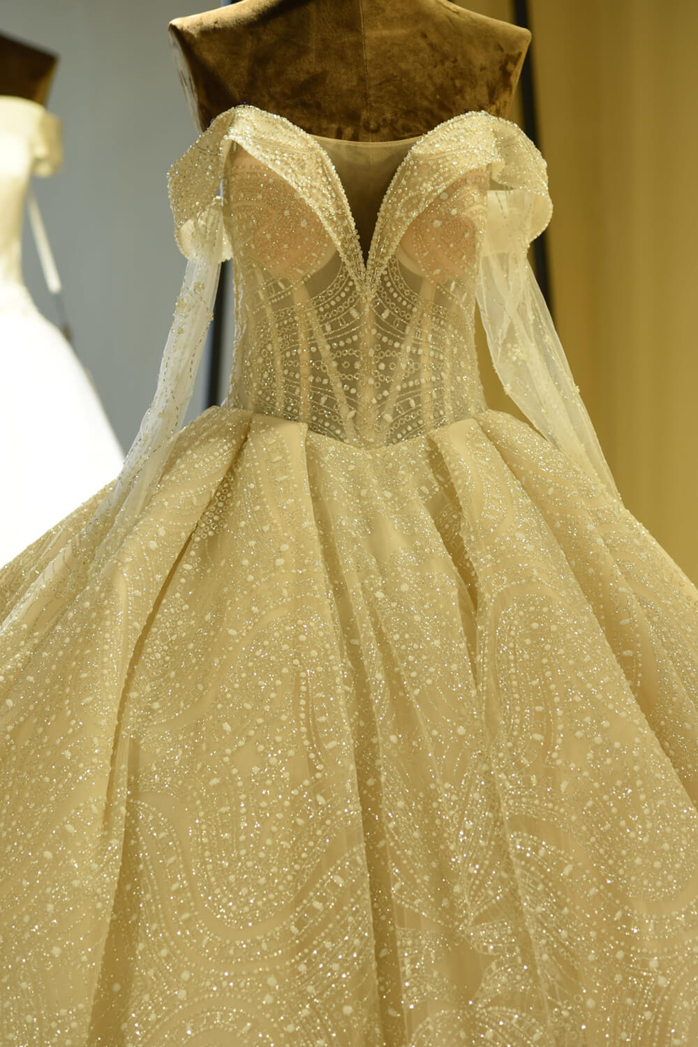 Vestido de Noiva Elegante com Mangas Compridas, Decote Coração, Cordão de Renda e Saia de Tule Marfim