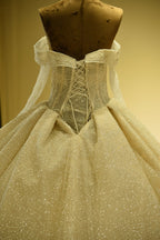 Vestido de Noiva Elegante com Mangas Compridas, Decote Coração, Cordão de Renda e Saia de Tule Marfim
