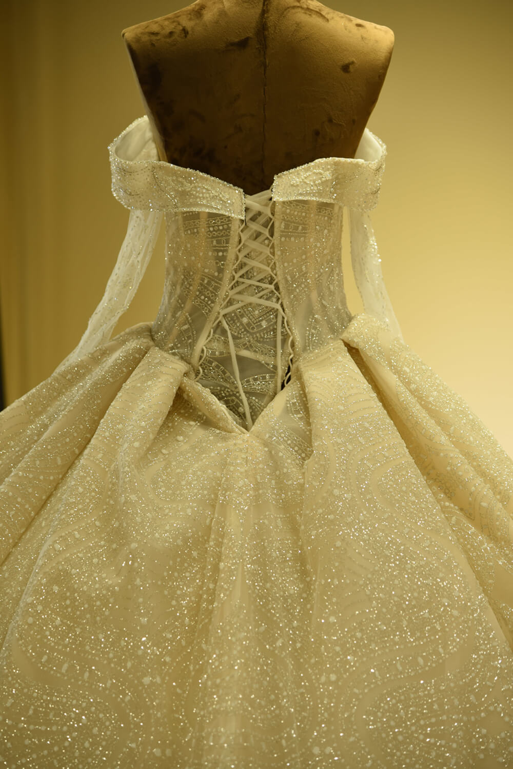 Vestido de Noiva Elegante com Mangas Compridas, Decote Coração, Cordão de Renda e Saia de Tule Marfim